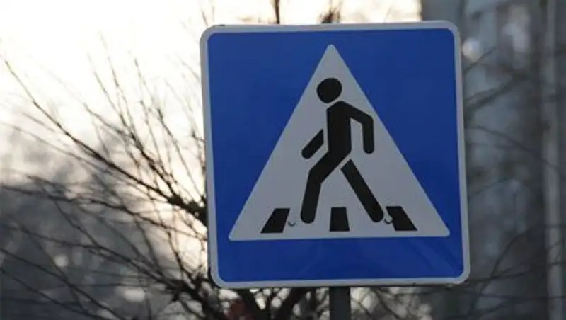 Автомобиль сбил ребенка на пешеходном переходе в Шымкенте