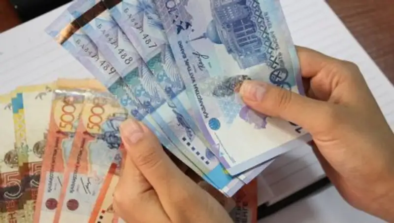 Карагусова посетовала на низкую зарплату соцработников