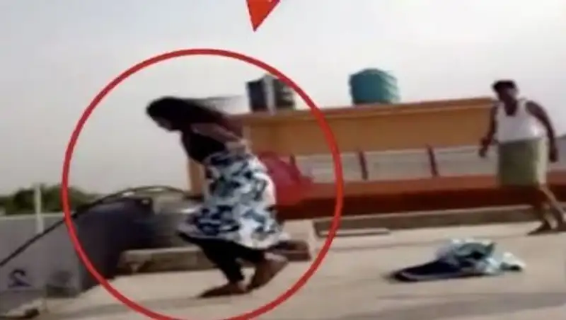 12-летняя девочка прыгнула с крыши, спасаясь от отца