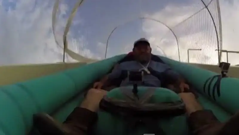 Спуск с самой высокой водной горки мира стал хитом YouTube