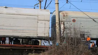 Поезд врезался в пассажирский автобус в Аытрау, фото - Новости Zakon.kz от 12.07.2023 19:08