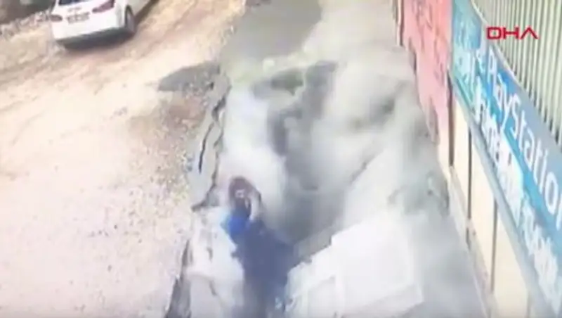 В Турции две женщины провалились под асфальт