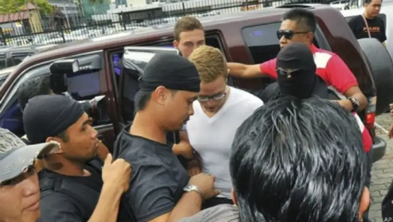 Оскорбившим священную гору в Малайзии вынесли приговор