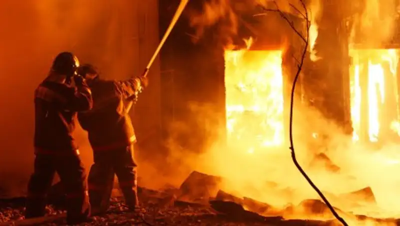 Во время пожара в цехе Алматы обрушилась кровля