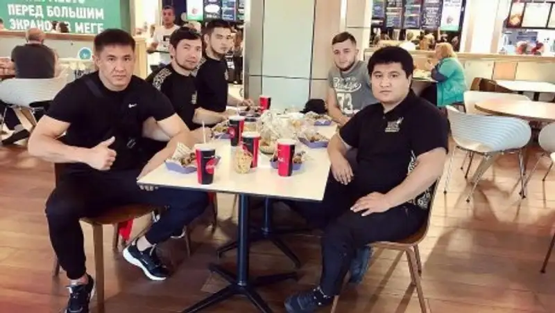 Казахстанские бойцы прошли взвешивание перед вечером бокса в Москве