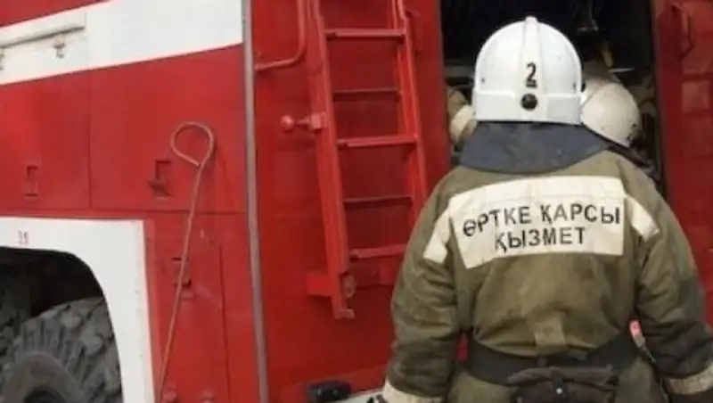 Из-за пожара в шахте лифта в здании КазНУ эвакуировали 150 человек