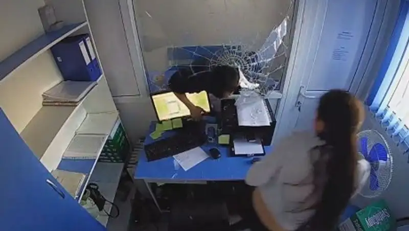 Дерзкое нападение на кассу в Темиртау попало на видео