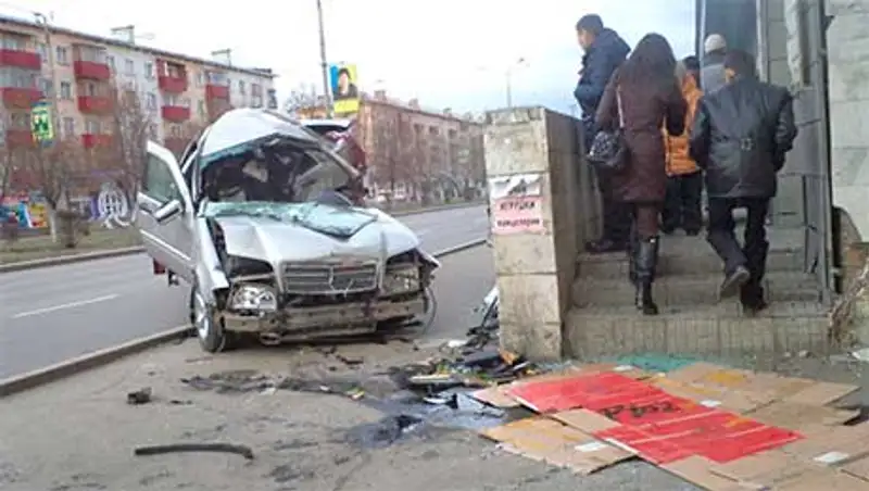 Страшная авария в Усть-Каменогорске: «Мерседес» превратился в груду искореженного металла