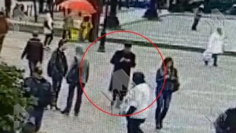 Предполагаемый террорист взрыва в метро Петербурга попал на камеры