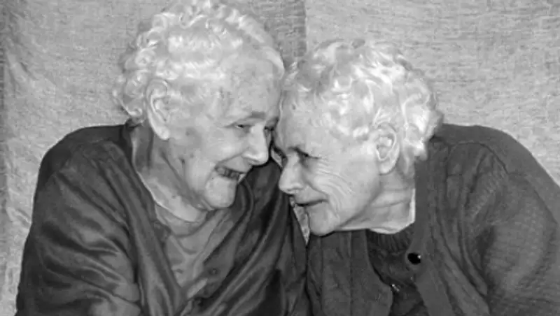 В Великобритании скончались самые старые в мире близнецы