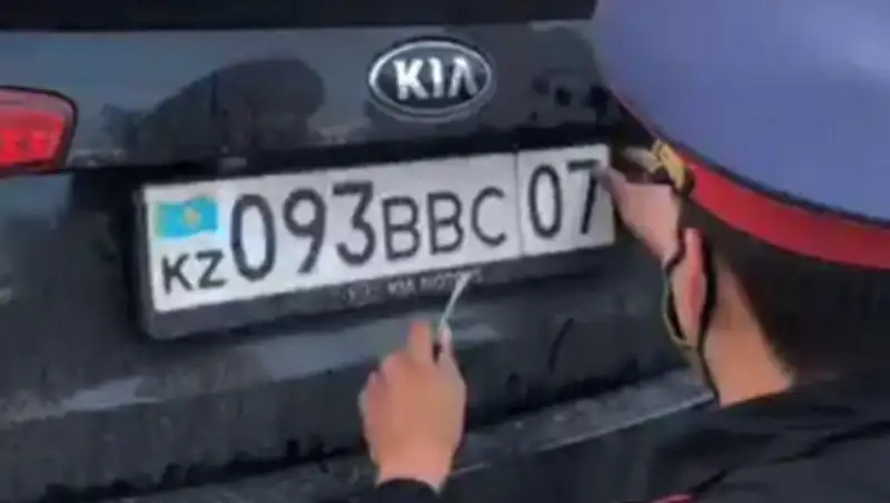 В Уральске полицейский ездил с подложными номерами