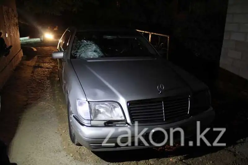 В Алматы водитель Мерседеса насмерть сбил девушку и пытался скрыться (фото), фото - Новости Zakon.kz от 16.09.2013 21:18