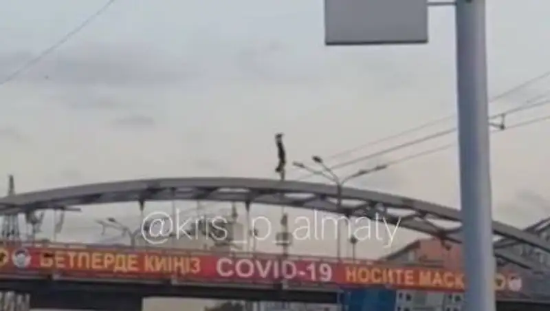 Экстремал над проезжей частью в Алматы попал на видео