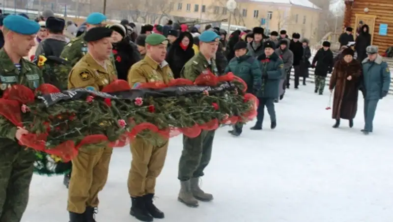 Военнослужащие ВС РК приняли от РФ символ подвига героев-панфиловцев