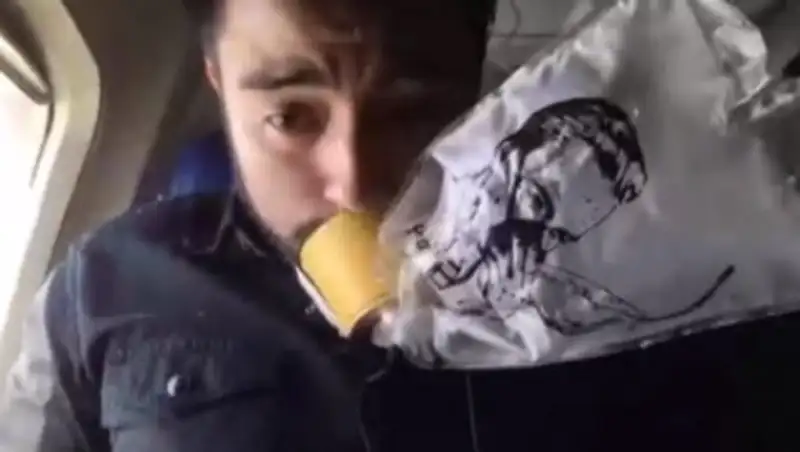 Блогер включил прямую трансляцию из терпящего бедствие самолета