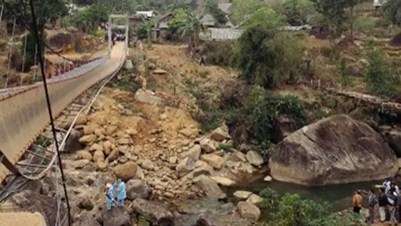 Под похоронной процессией во Вьетнаме обрушился мост