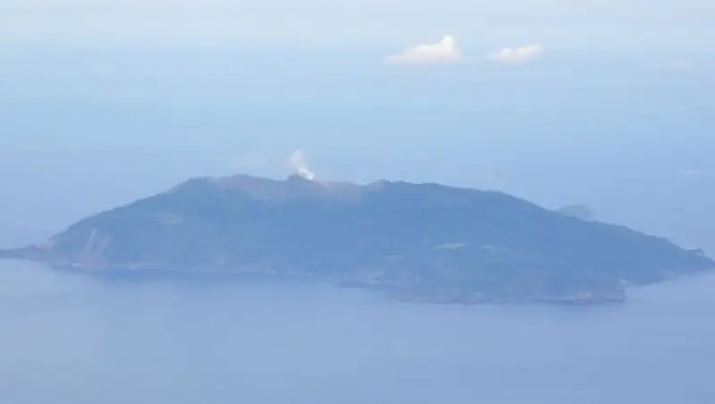 На юге Японии внезапно начал извергаться вулкан