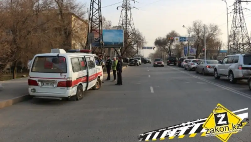 В Алматы в результате ДТП машина скорой помощи опрокинулась на бок