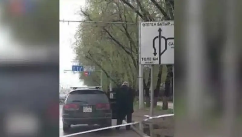 Мужчина помочился на оживленной улице в Алматы