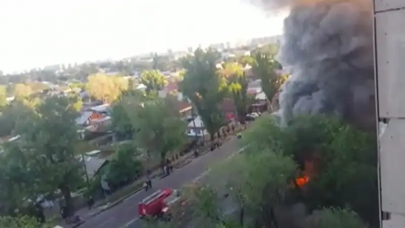 В Алматы горит кафе