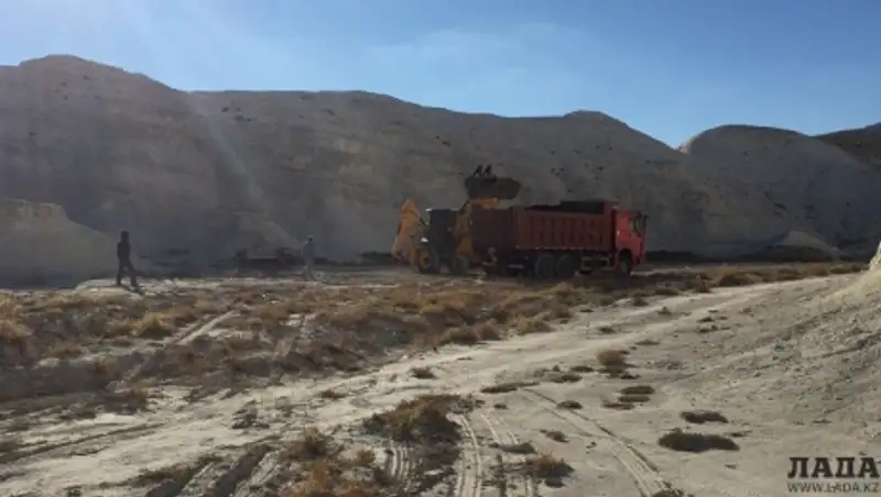 Семь КамАЗов с мусором вывезли волонтеры из урочища Акеспе Мангистауской области