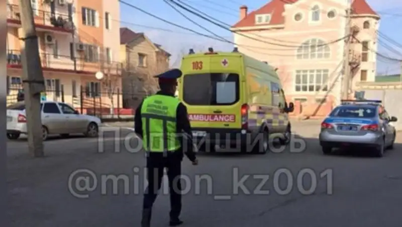 Преступник с ножом напал на женщину в Атырау – врачи борются за ее жизнь