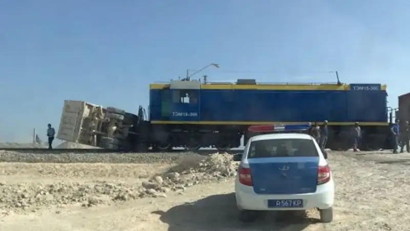 Тепловоз сбил грузовик в Мангистау