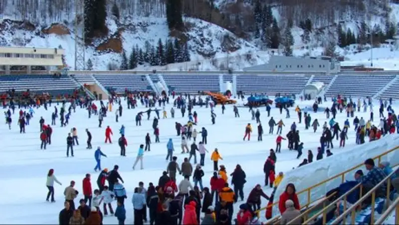 Посетителей "Медеу" бесплатно учат кататься на коньках