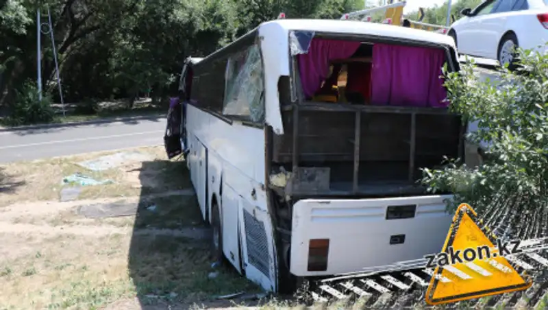 Автобус упал с моста в Алматы. Подробности