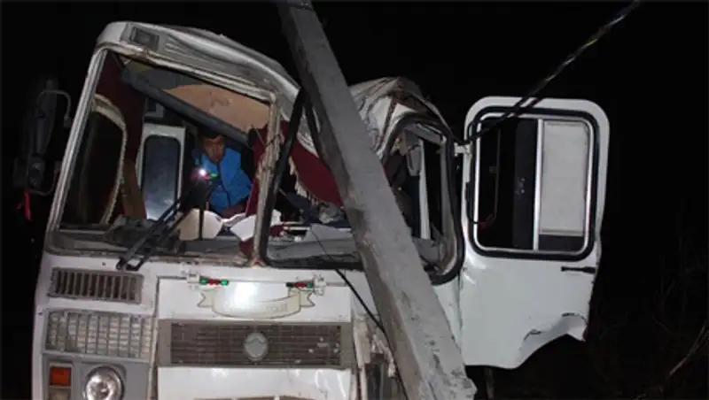 В Уральске пассажирский автобус снес три столба линии электропередач