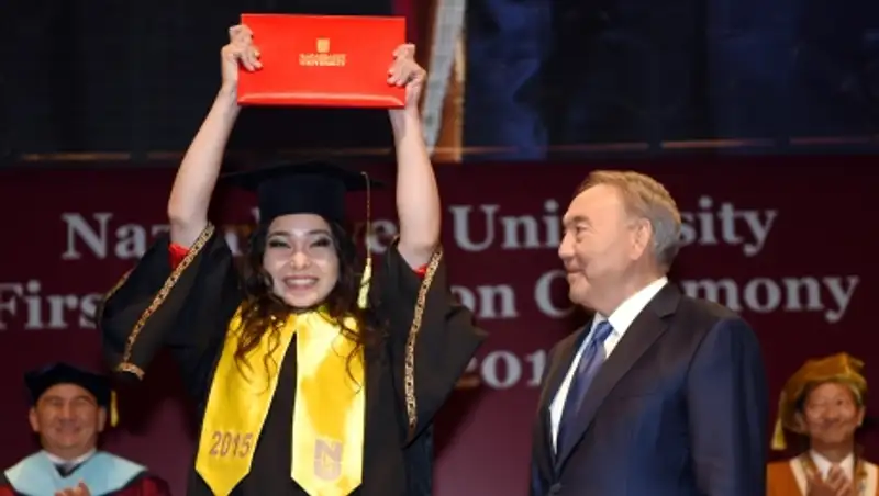 Глава Казахстана вручил дипломы первому выпуску Назарбаев университета