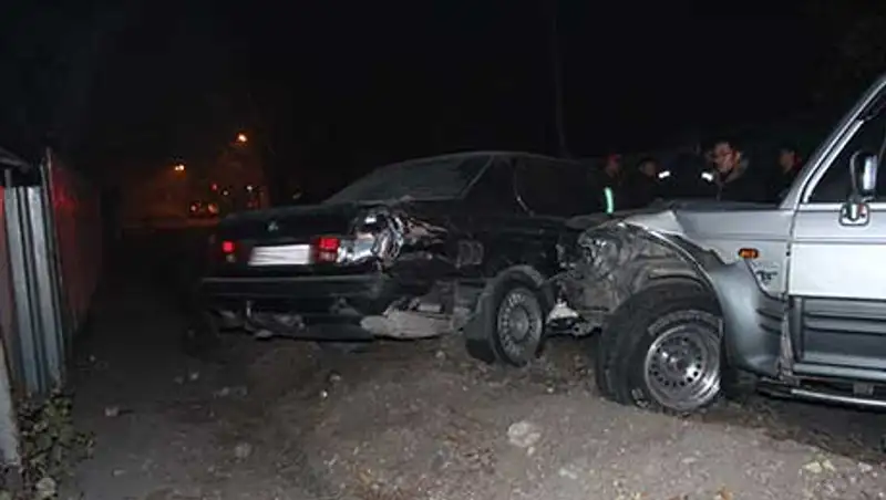 В Алматы водитель джипа, отвлекшись на телефон, врезался в припаркованную БМВ (фото)