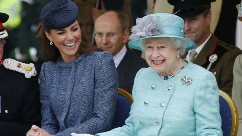 Кейт Миддлтон нарушила протокол, поцеловав Елизавету II