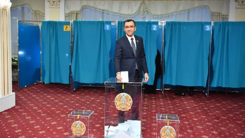 Маулен Ашимбаев проголосовал на выборах, фото - Новости Zakon.kz от 20.11.2022 04:00