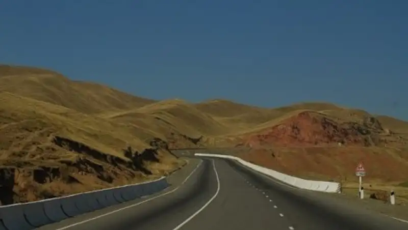 В Кыргызстане в ДТП на трассе погибли 8 человек, в их числе 6-месячный ребенок