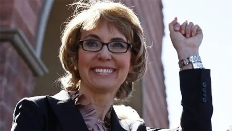 Экс-конгрессмен от Аризоны отметила годовщину покушения прыжком с парашютом