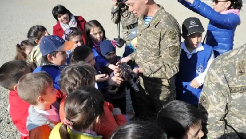 Боевую технику, задействованную в крупнейшем параде, смогли увидеть школьники Астаны