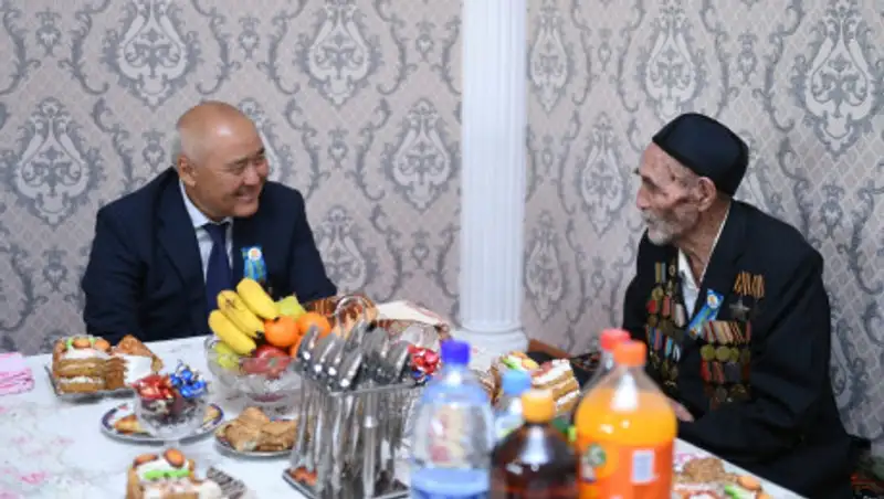 Аким Туркестанской области посетил семьи ветеранов ВОВ