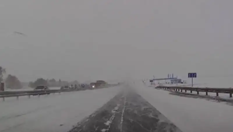 В пяти областях Казахстана ограничено движение автотранспорта