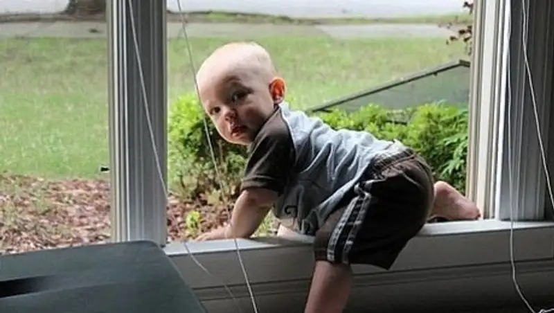 В Астане 3-летний ребенок разбился насмерть, упав с 6 этажа