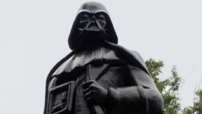 Одессит превратил Ленина в Дарта Вейдера с помощью клея