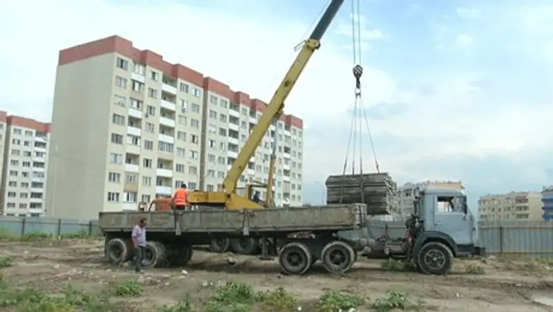 Жильцам наклонившейся многоэтажки в мкр. Алгабас начали строить новый дом