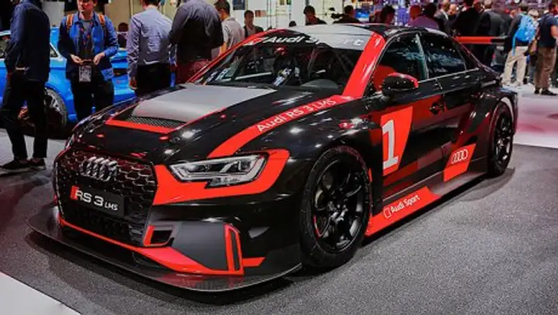 Седан Audi RS3 подготовили для кузовных гонок