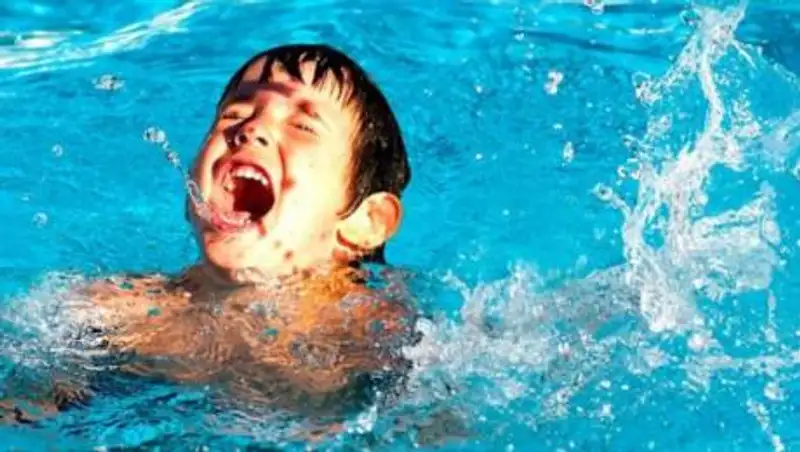 Тонущего ребенка в Атырау спас прохожий