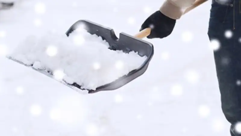 Для уборки снега в Алматы задействовано 1500 дорожных рабочих