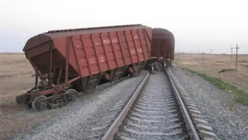13 пассажирских поездов задержаны из-за схода грузовых вагонов в Жамбылской области