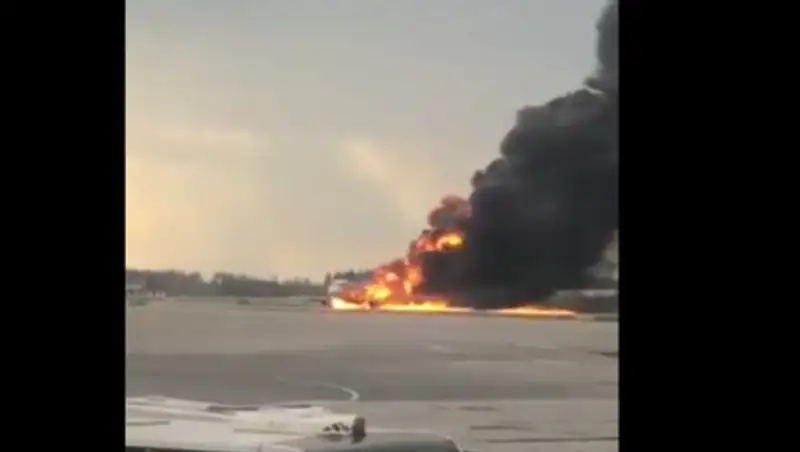 Сгоревший в Шереметьево самолет заходил на посадку в полной тишине