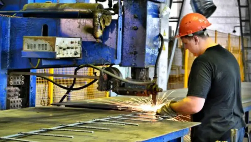 В РК сокращается число временно неработающих на предприятиях