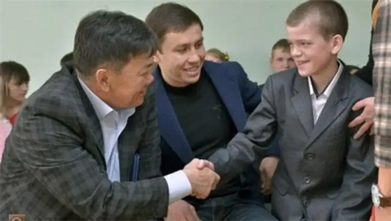 Головкин подарил воспитанникам детского дома подарки