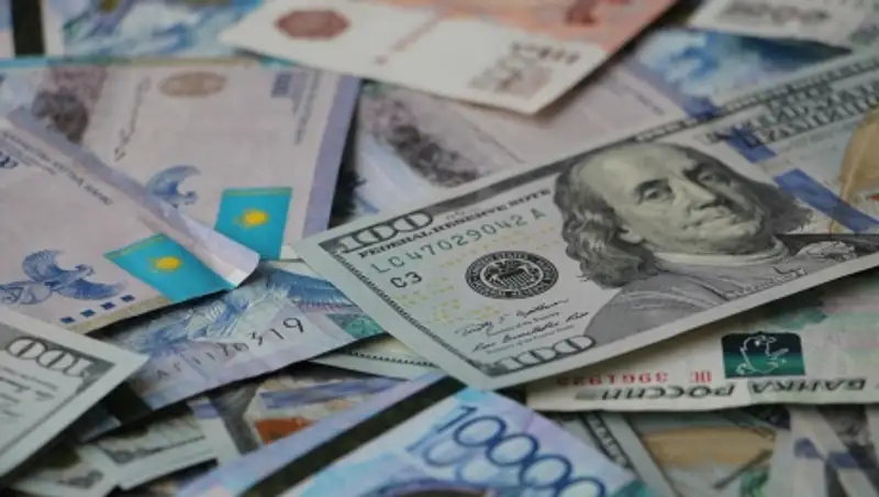 Дневная сессия KASE: доллар равен 370, 90 тенге